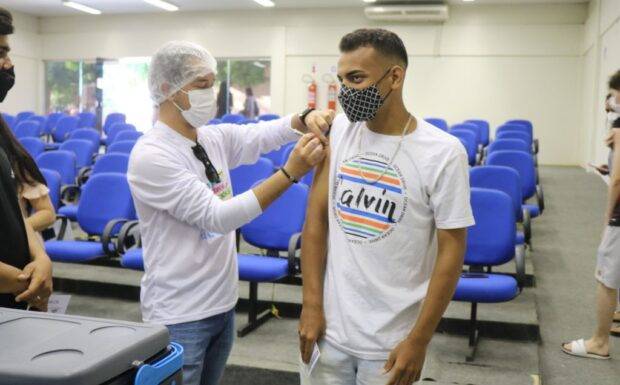 Jovens começam a ser vacinados contra a Covid-19 no Piauí